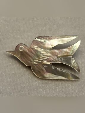Vintage Hand-carved Mother of Pearl Dove of Peace Brooch / Pin